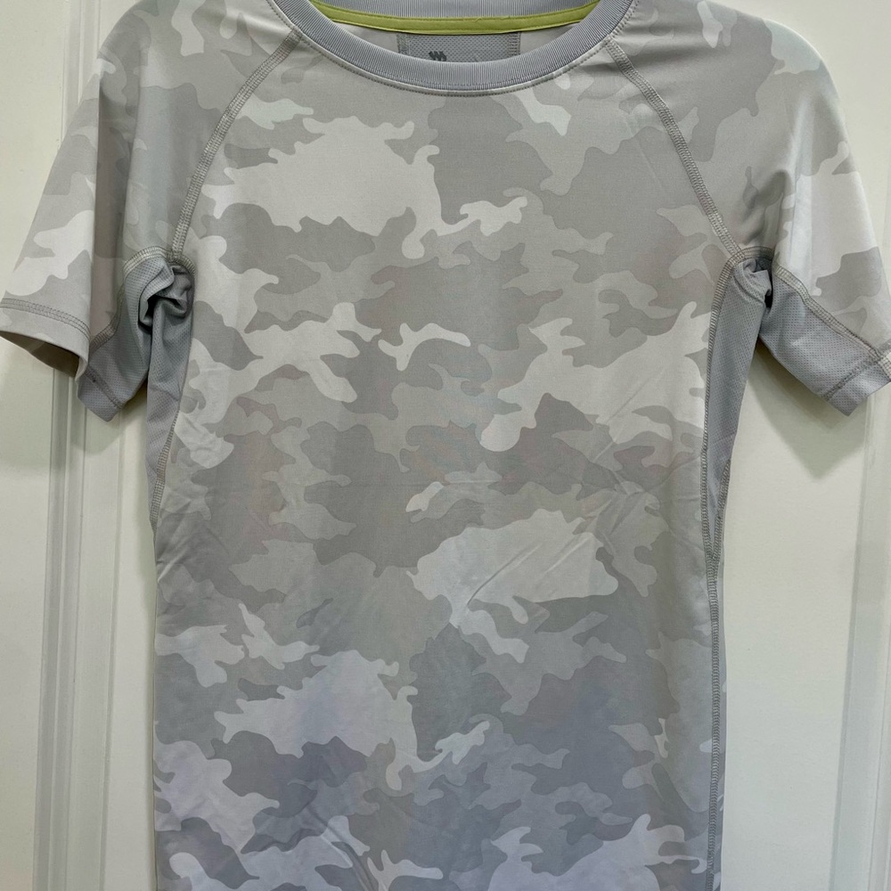 Boys All in Motion Gray Camouflage Shirt – Size L (2/14) moisture-wicking